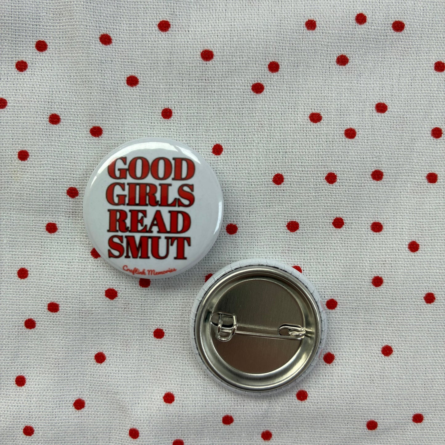 Button pin "Good girls read smut"