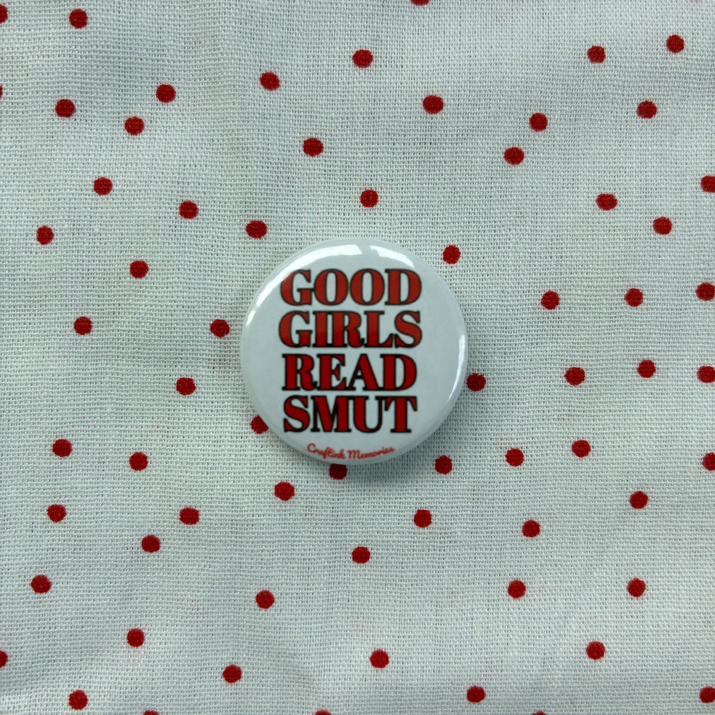 Button pin "Good girls read smut"